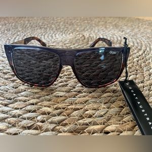 Quay Incognito Oversized Sunglasses Unisex Navy tortoiseshell smoke fade
